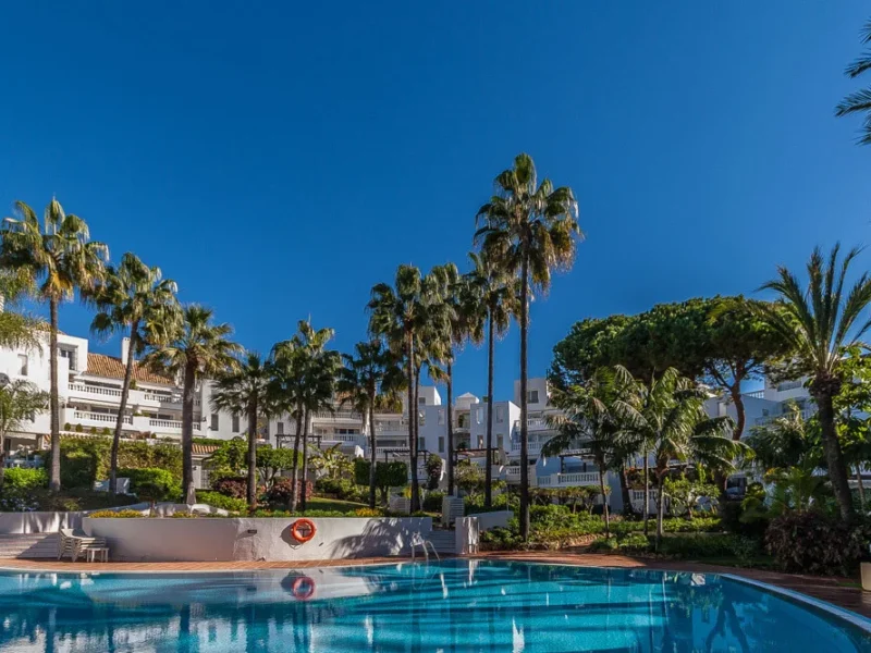 Elegantes Duplex-Penthouse in Elviria, Marbella mit Meerblick