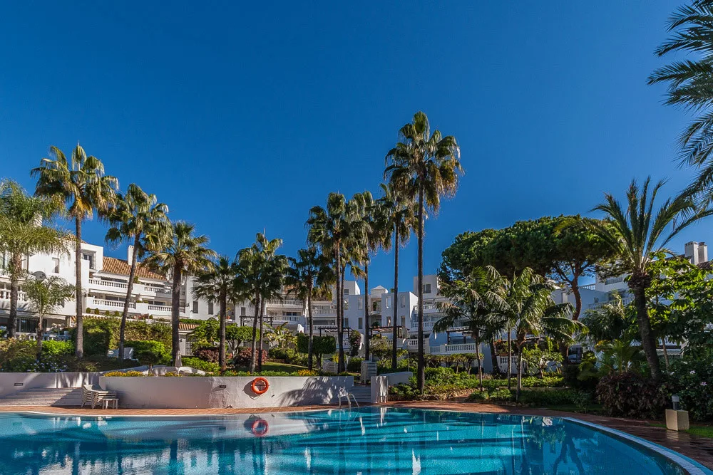 Elegantes Duplex-Penthouse in Elviria, Marbella mit Meerblick