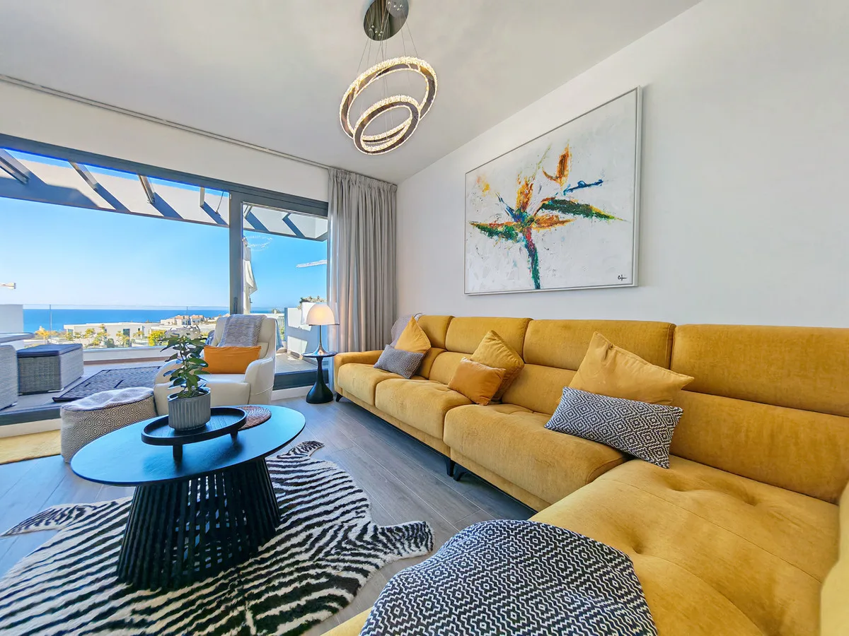 Elegantes Penthouse in Cabopino, Marbella mit Meerblick