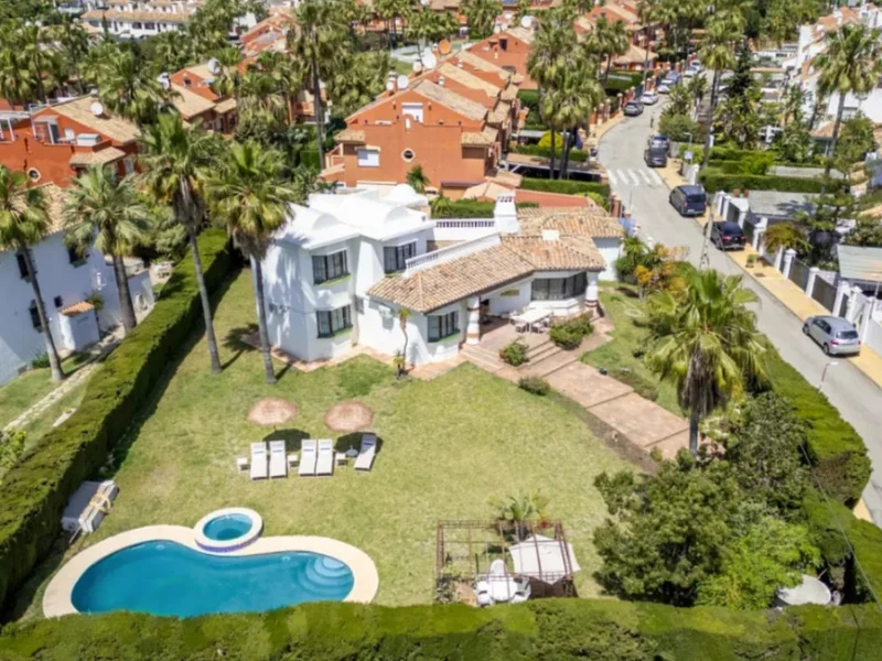 Skandinavische Eleganz: Exklusive Villa in Estepona an der Costa del Sol