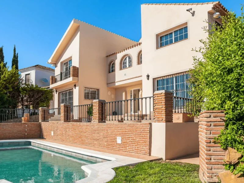Elegante Villa mit Blick auf Golfplätze in Estepona an der Costa del Sol