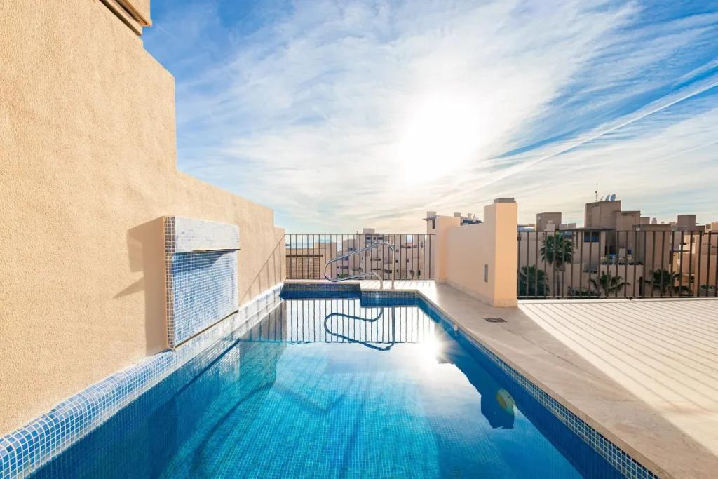 Elegantes Penthouse mit Dachpool in Bahia de la Plata, Marbella