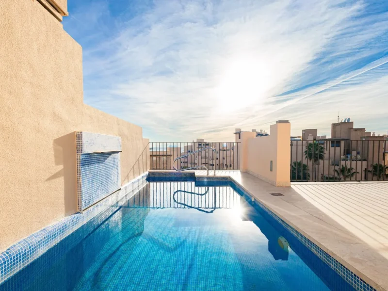 Elegantes Penthouse mit Dachpool in Bahia de la Plata, Marbella