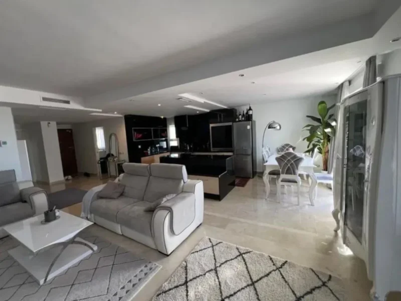 Elegante Wohnung in Nueva Andalucía an der Costa del Sol
