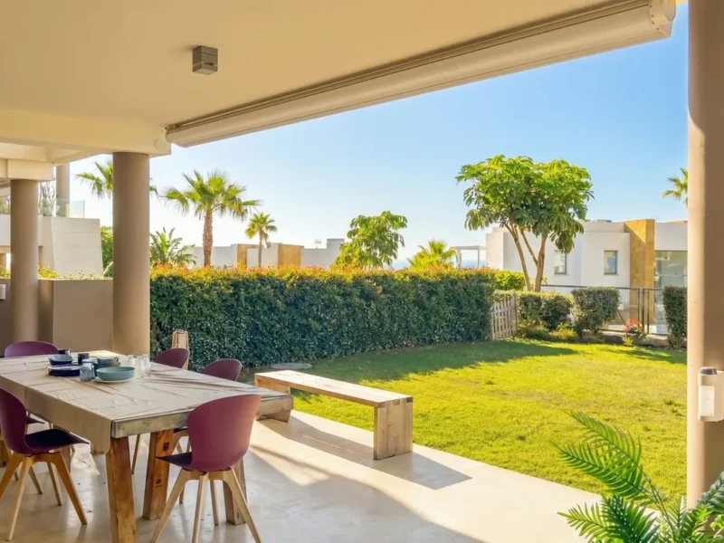 Elegante Erdgeschosswohnung mit Garten in Cabopino, Costa del Sol