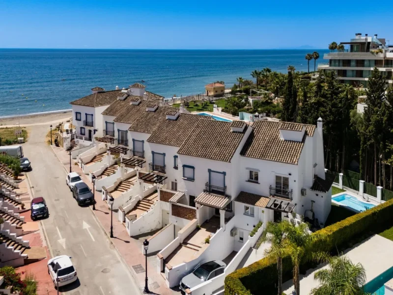 Elegante Eckhausvilla in Estepona, nur 50m vom Strand entfernt
