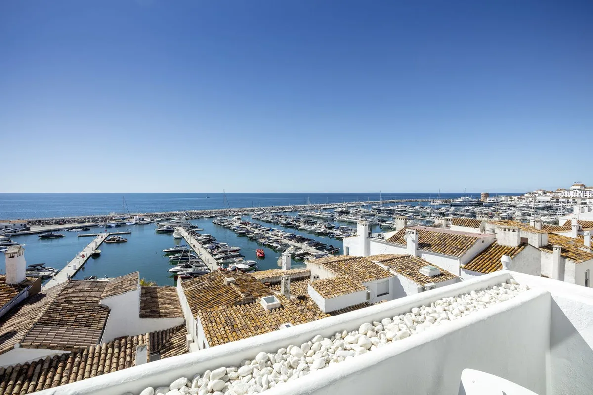 Elegante Wohnung mit atemberaubendem Meerblick in Puerto Banús