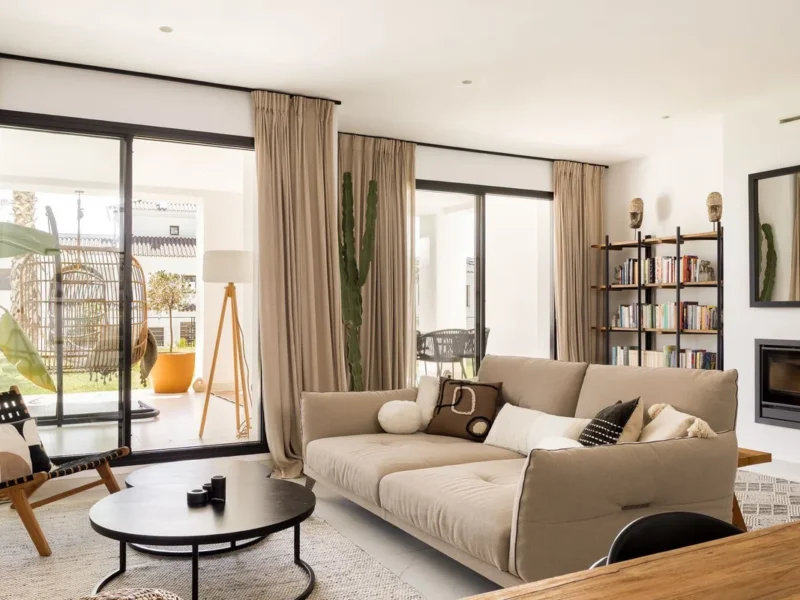 Elegante Designerwohnung in Estepona mit privatem Garten