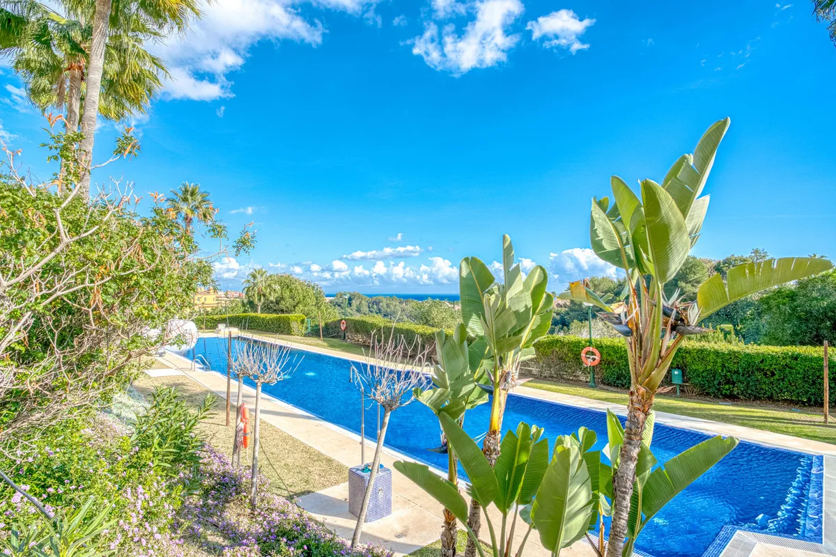 Elegantes Erdgeschoss-Apartment in Marbella mit Meerblick