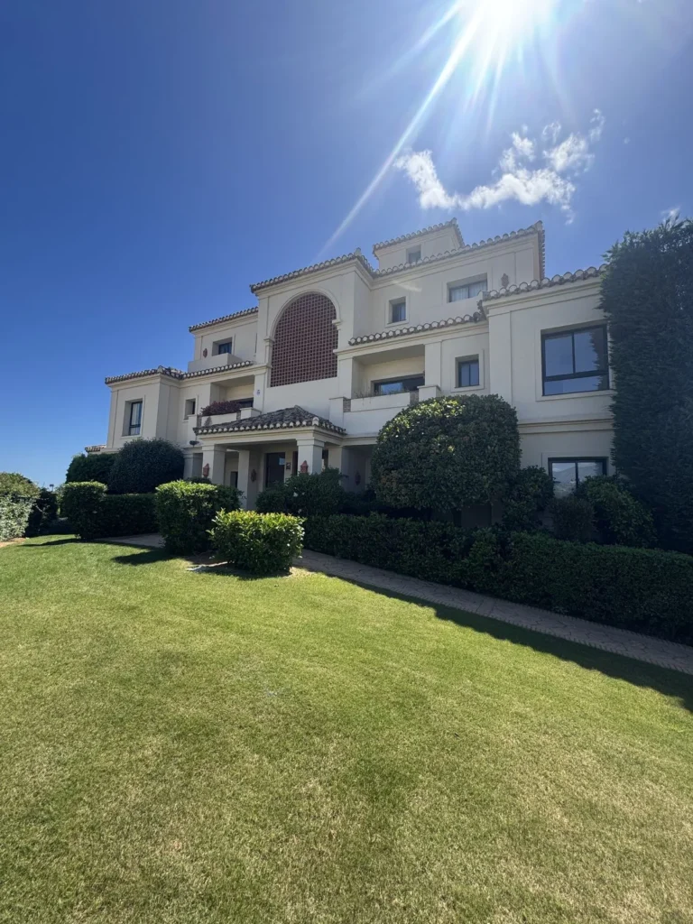 Elegantes Erdgeschossapartment in Benahavís am Golfplatz