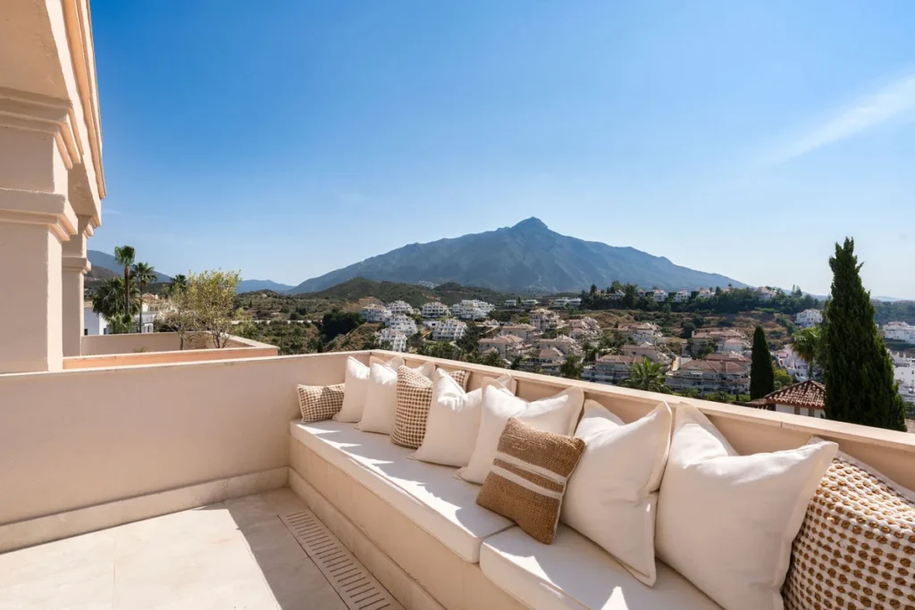 Elegantes Apartment mit Panoramablick in Nueva Andalucia, Marbella