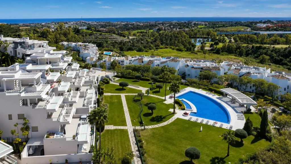 Elegantes Luxus-Apartment in Benahavís mit Golfblick