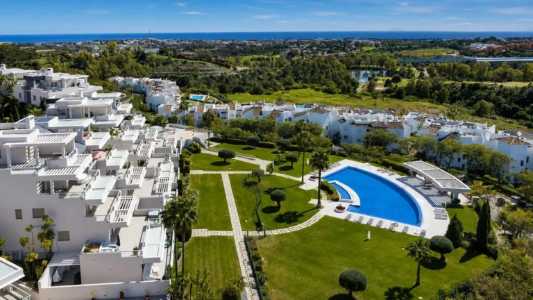 Elegantes Luxus-Apartment in Benahavís mit Golfblick