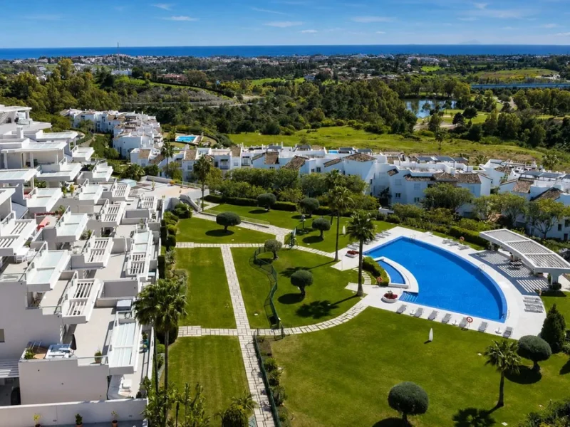 Elegantes Luxus-Apartment in Benahavís mit Golfblick