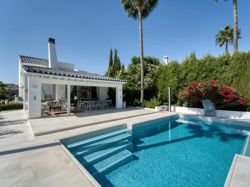 Elegante Villa in Benahavís: Modernes Design mit Meerblick