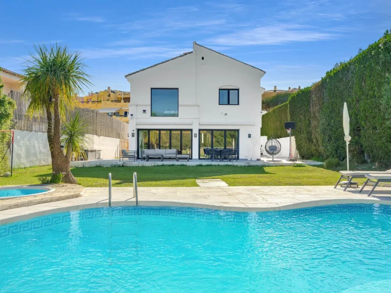 Moderne Villa mit Golfblick in Marbella an der Costa del Sol