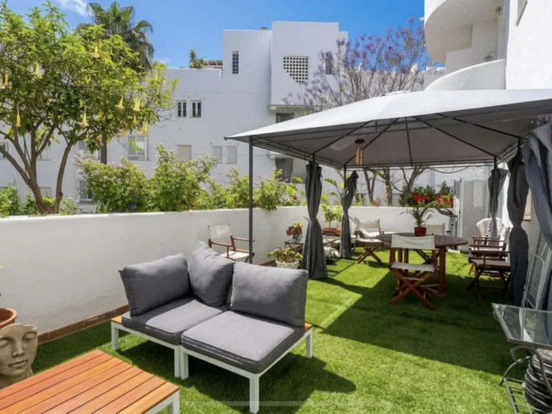 Elegantes Apartment mit großer Terrasse in Marbella, Costa del Sol