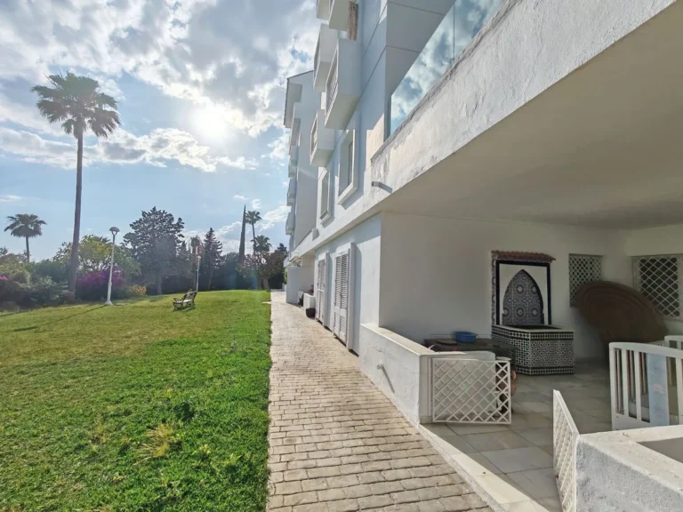 Elegantes Erdgeschossapartment mit Meerblick in Torre Real, Marbella
