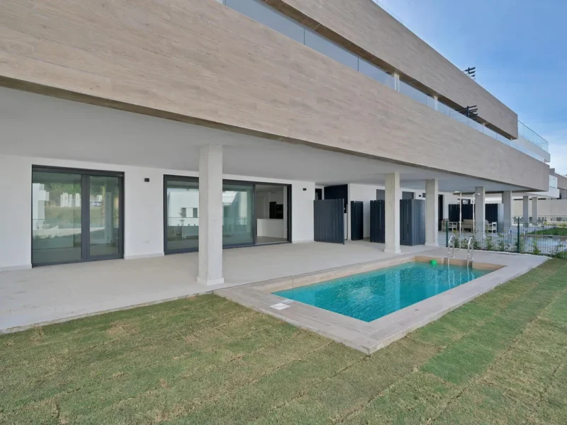 Elegantes Erdgeschossapartment mit privatem Garten in Marbella