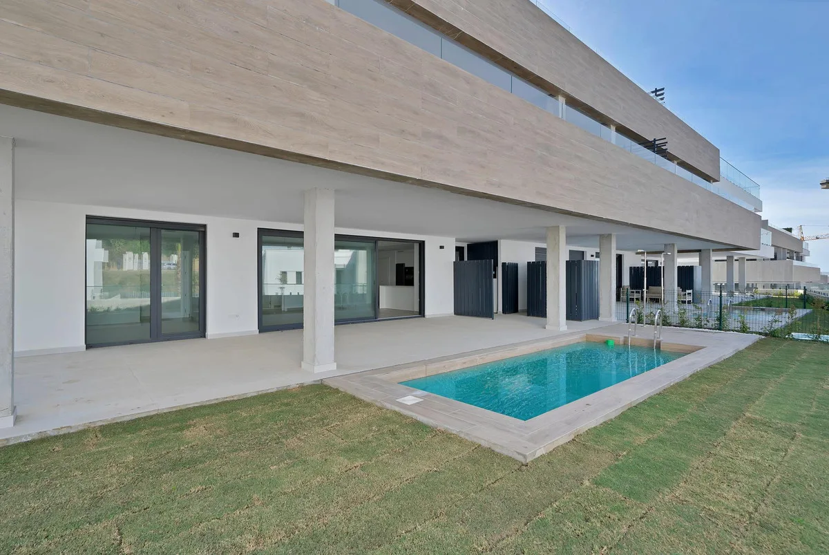 Elegantes Erdgeschossapartment mit privatem Garten in Marbella