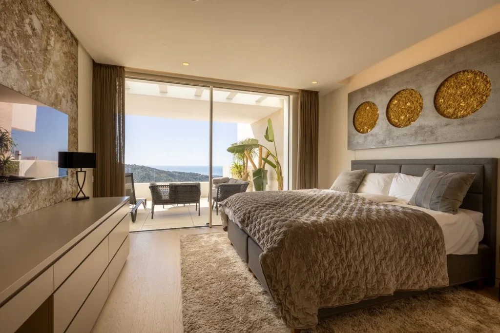 Moderne 3-Zimmer-Wohnung in Marbella mit Meerblick und Luxuskomfort