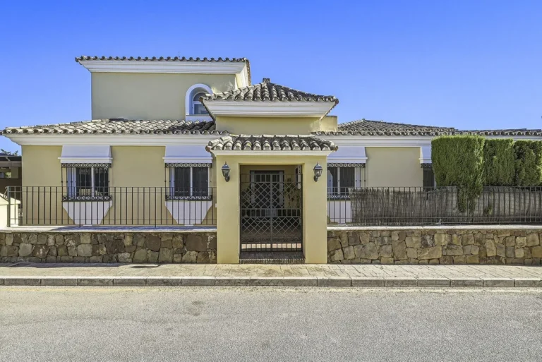 Elegante Villa in Bahía de Marbella – Exklusives Wohnen am Meer