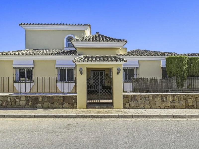 Elegante Villa in Bahía de Marbella – Exklusives Wohnen am Meer