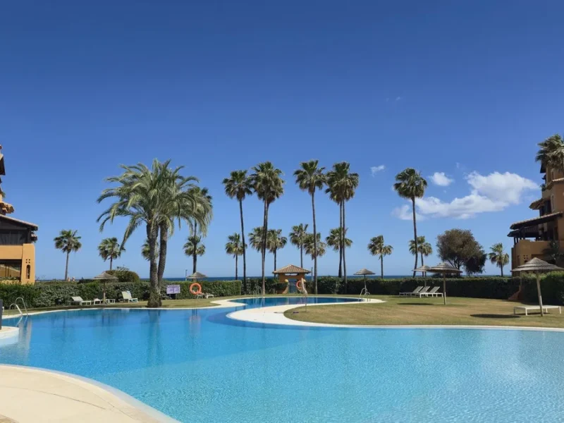 Exklusives Apartment am Strand in Estepona mit Meerblick
