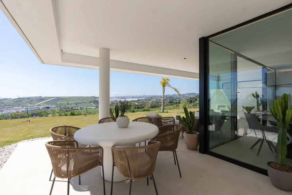 Elegantes 3-Zimmer-Apartment in Estepona mit traumhaftem Meerblick