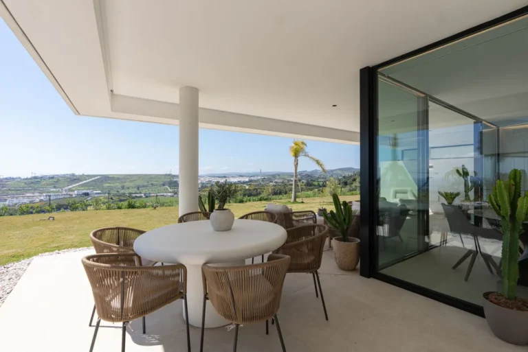 Elegantes 3-Zimmer-Apartment in Estepona mit traumhaftem Meerblick