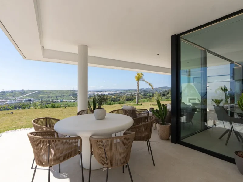 Elegantes 3-Zimmer-Apartment in Estepona mit traumhaftem Meerblick