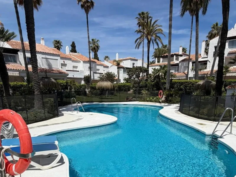 Elegante Wohnung mit Meerblick in Bahía de Marbella