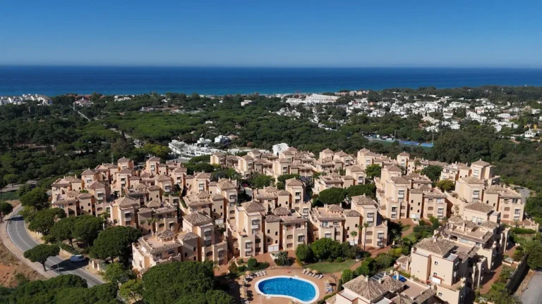 Stilvolles Duplex-Penthouse in Marbella mit Meerblick