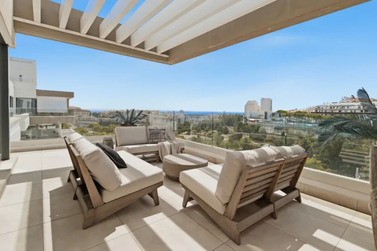Elegantes Duplex-Penthouse mit Meerblick in Estepona