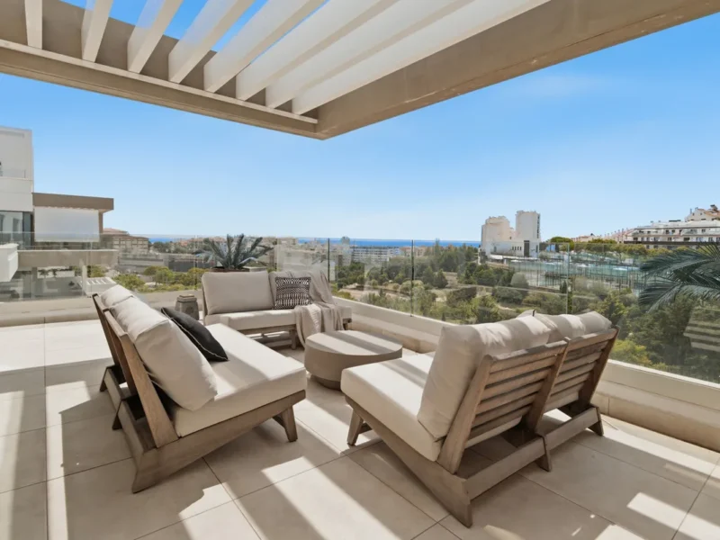 Elegantes Duplex-Penthouse mit Meerblick in Estepona