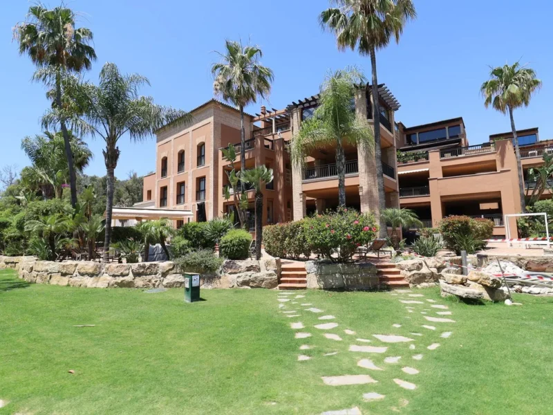 Duplex-Apartment in San Pedro de Alcántara: Exklusiv am Strand