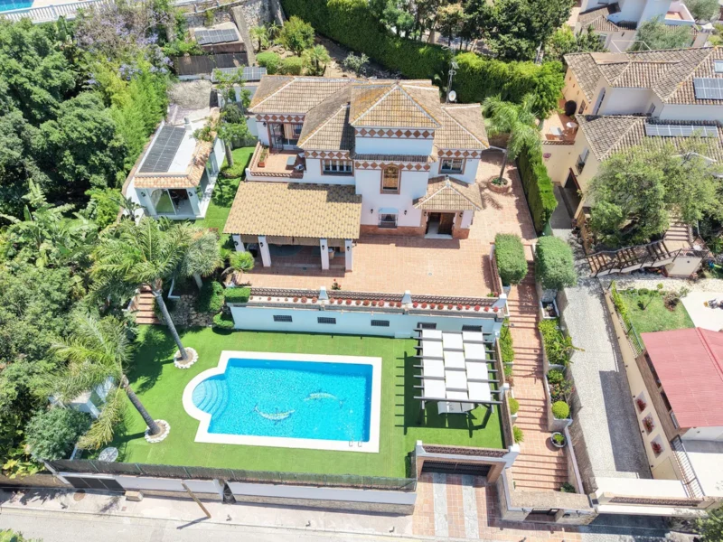 Elegante Villa in Elviria, Marbella mit Blick auf die Berge