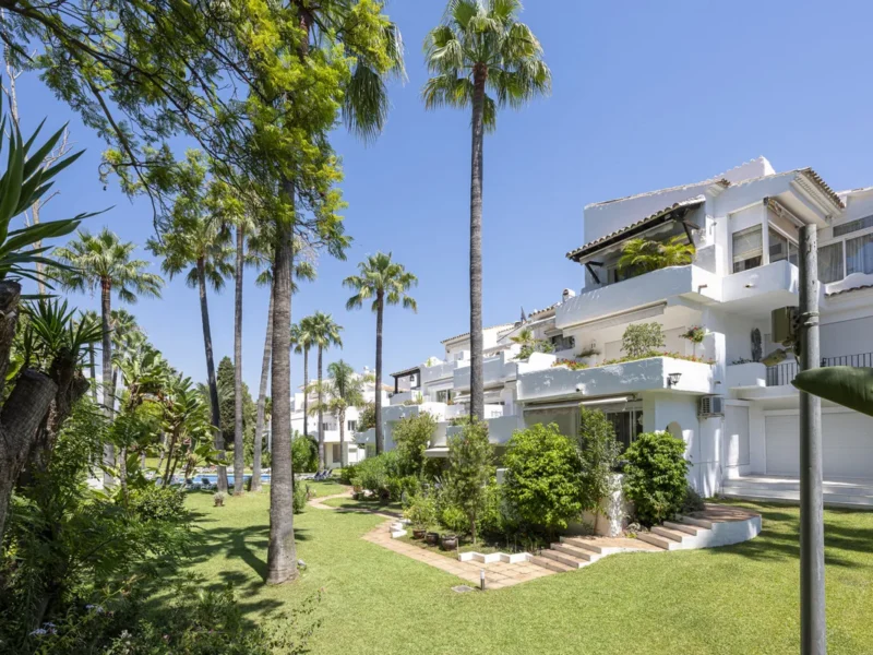 Elegantes Apartment in Marbella mit Blick ins Grüne