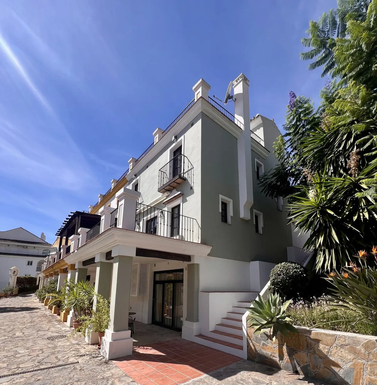 Elegantes Strandtownhouse in Marbella an der Goldenen Meile