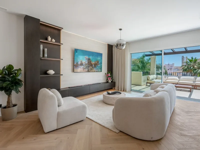 Elegantes Penthouse in Nueva Andalucía mit atemberaubendem Blick