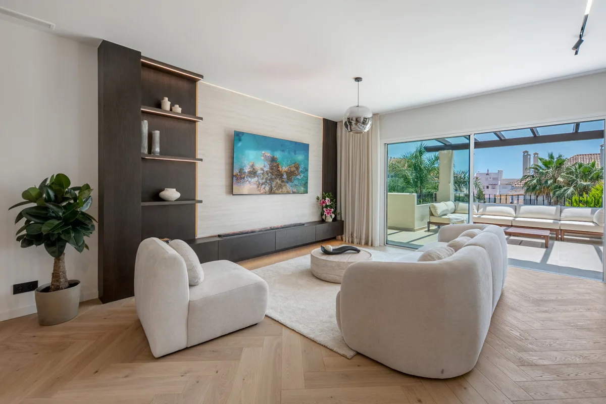 Elegantes Penthouse in Nueva Andalucía mit atemberaubendem Blick