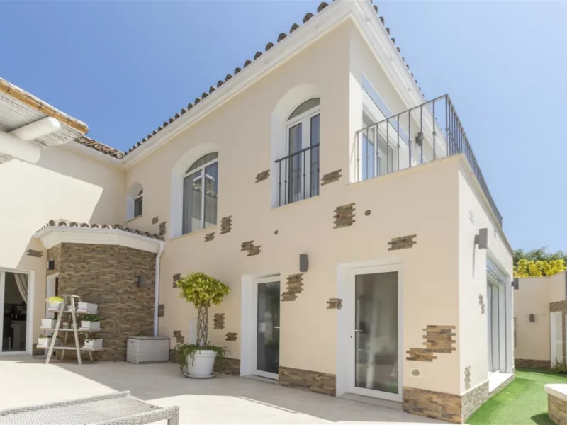 Moderne Strandvilla in San Pedro – Elegantes Wohnerlebnis an der Costa del Sol