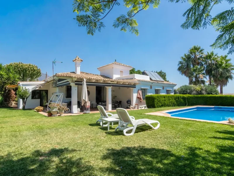 Elegante andalusische Villa mit Meerblick in Estepona