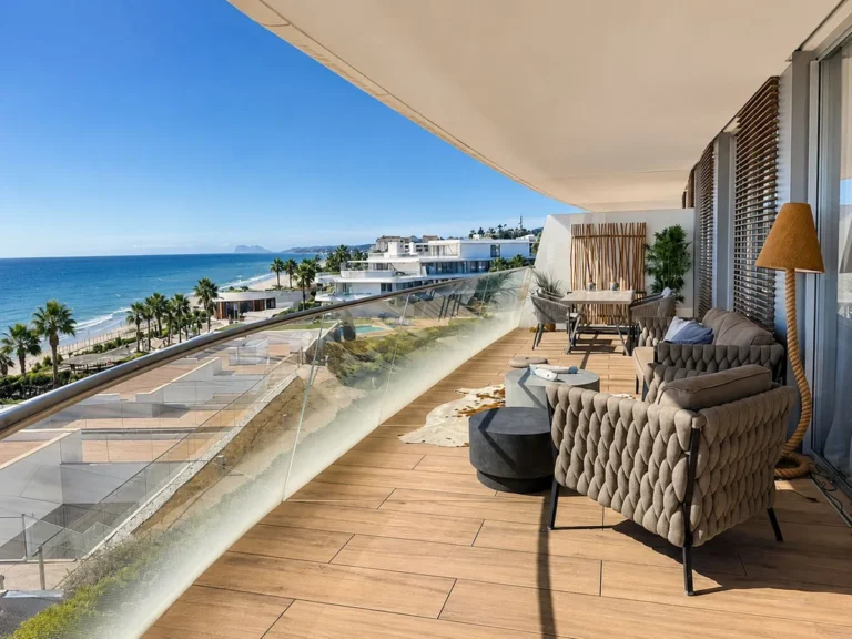 Elegantes 4-Zimmer-Eckapartment mit Meerblick in Estepona