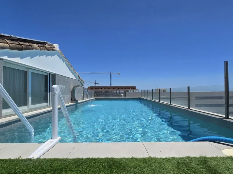 Elegante Duplex Sky Villa in Marbella mit Meerblick und Pool