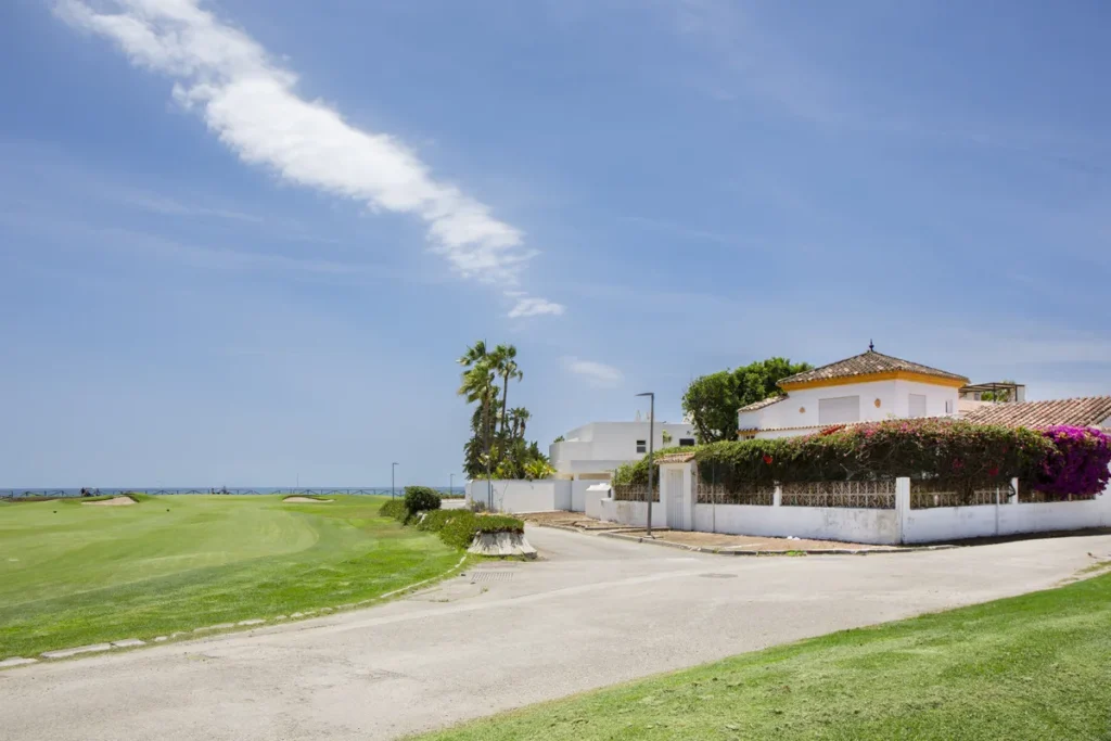 Charmante Villa in Marbella mit Golfplatzblick und Gartenparadies