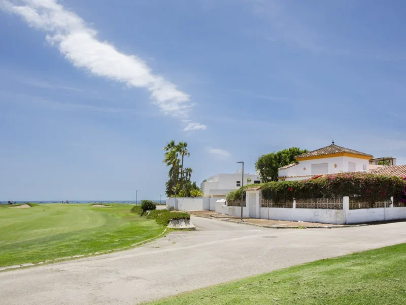 Charmante Villa in Marbella mit Golfplatzblick und Gartenparadies