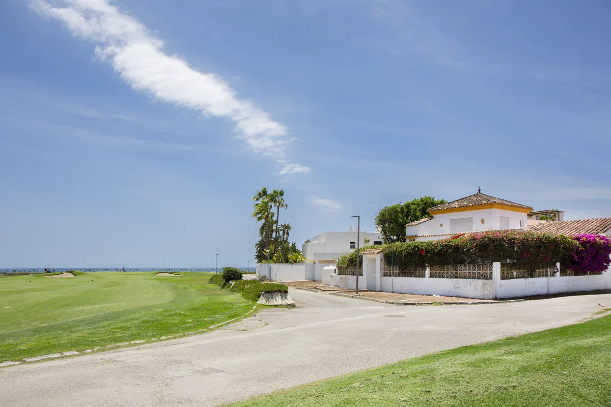 Charmante Villa in Marbella mit Golfplatzblick und Gartenparadies