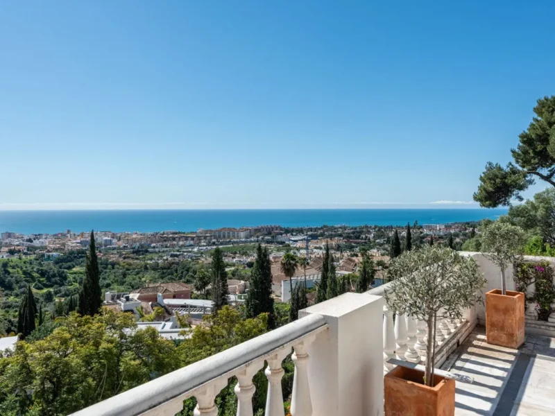 Exklusive Villa mit Panoramablick in Marbella – Ruhe und Stil