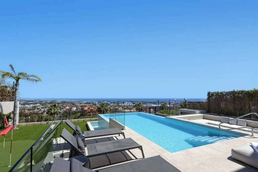 Moderne Villa in Benahavís mit traumhaftem Blick aufs Meer